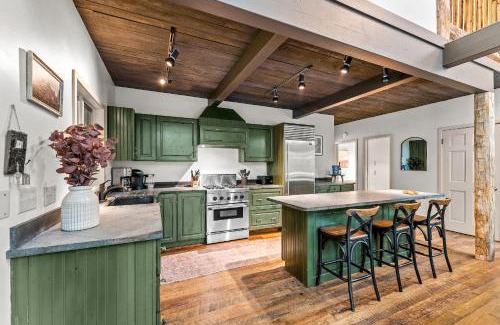 Ellicottville Ski Chalet | Private Hideaway with Hot Tub - Stylish & Serene