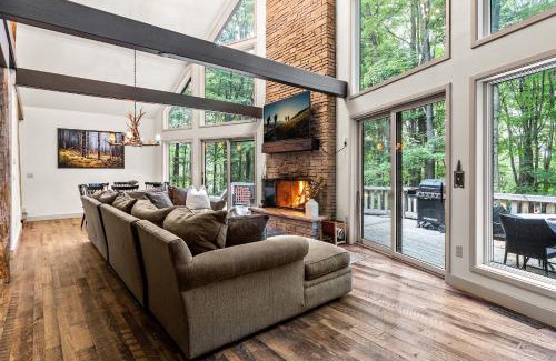 Ellicottville Ski Chalet | Private Hideaway with Hot Tub - Stylish & Serene