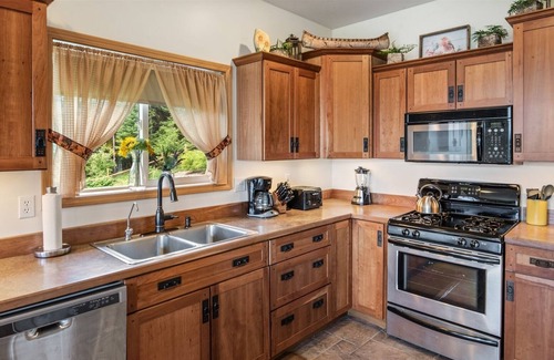Sagle House | Private Home on 20 acres | Lake Views | 5 mins to Garfield Bay