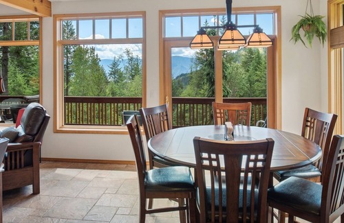Sagle House | Private Home on 20 acres | Lake Views | 5 mins to Garfield Bay