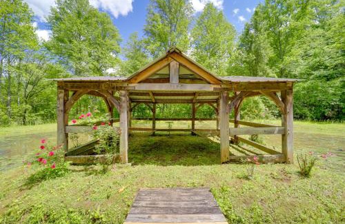 Vein Mountain House | Private Hot Tub and Deck! Secluded Marion Cabin