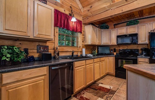 Branson Cedars Cabin | Private Hot Tub & FirePit! Near Big Cedar, Tucked in Woods, Huge Great Room