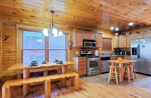 Hemlock Hills Cabin | Private HotTub,close to ❤️ of Gatlinburg,RockyTop Sports,parking,WIFI,Game Rm