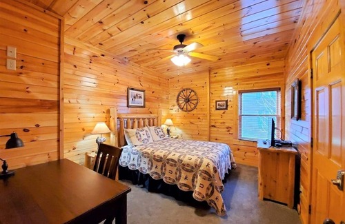 Hemlock Hills Cabin | Private HotTub,close to ❤️ of Gatlinburg,RockyTop Sports,parking,WIFI,Game Rm