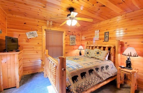 Hemlock Hills Cabin | Private HotTub,close to ❤️ of Gatlinburg,RockyTop Sports,parking,WIFI,Game Rm
