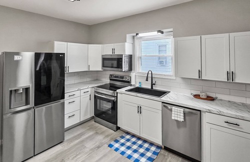 Caseyville House | Private House - Sleeps 8 - 13 Min to Downtown STL