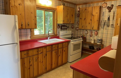 Kearney Cottage | Private kid-friendly lakefront cottage with a beach. Perfect for families!