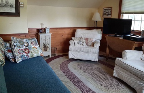 Bristol Cottage | Private Lakefront Cottage Retreat