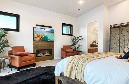 North Snyderville Basin House | Private, Luxurious 6 King Beds 3 Full Kitchens 2 Hot Tubs Views for Miles Perfect for Large Groups!