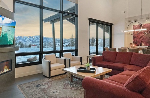 North Snyderville Basin House | Private, Luxurious 6 King Beds 3 Full Kitchens 2 Hot Tubs Views for Miles Perfect for Large Groups!
