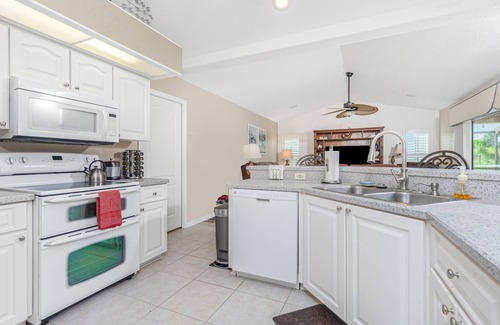 Long Meadow House | Private Luxury Escape w/Heated Pool, Relaxing Spa & Stunning Sunset Lake Views