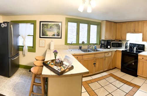 Marshall Cabin | Private Mountain Retreat near Hot Springs & Appalachian Trail