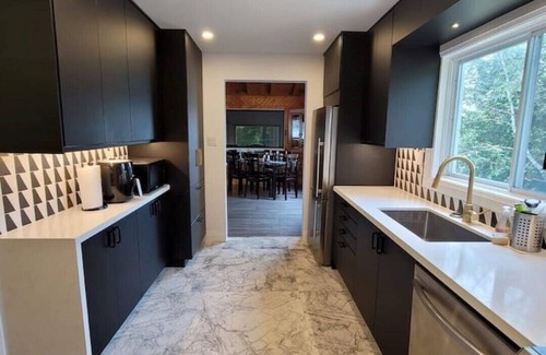 Tudor and Cashel Cottage | Private Peninsula - Modern yet Cozy 5-Bedroom Renovated Cottage