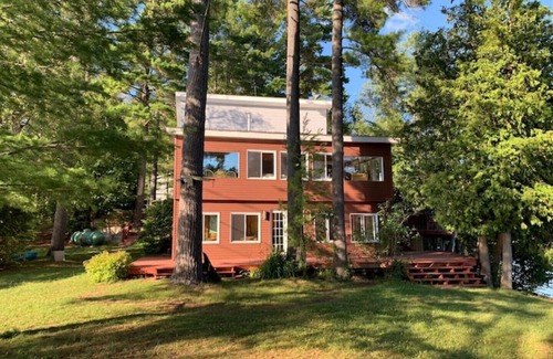 Tudor and Cashel Cottage | Private Peninsula - Modern yet Cozy 5-Bedroom Renovated Cottage