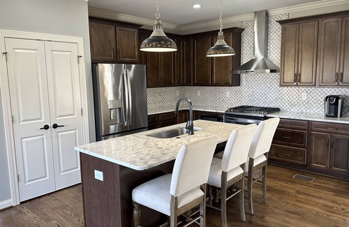 Buechel House | Private Resort - Luxury Pool & Pool House plus 4 bedroom home 13 miles to Derby