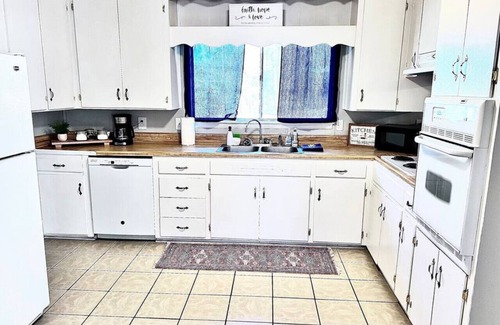 Gadsden House | * Private Retreat for the whole crew! *