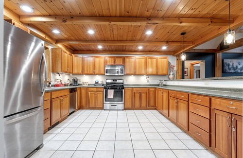 Sunday River Area Cabin | Private Retreat | Hot Tub, Games & Fire Pit