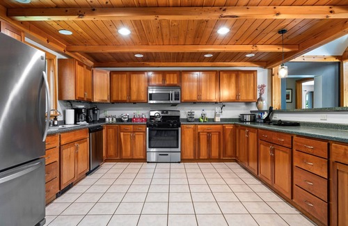 Sunday River Area Cabin | Private Retreat | Hot Tub, Games & Fire Pit