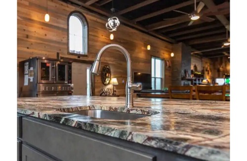 Harrodsburg Other | Private Retreat in the Palisades