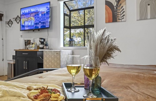 Haw Creek Apartment | Private Room 1bedroom/bathroom suite W/private porch, firepit, Hot tub & Pool!