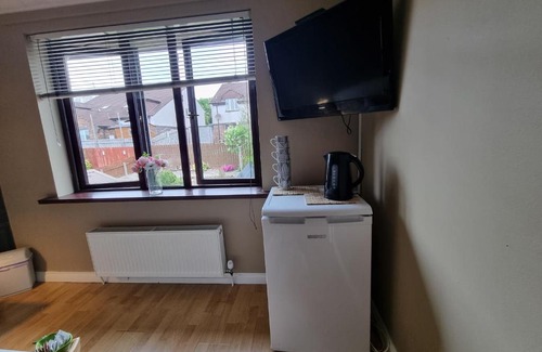 Belfast House | Private room City skyline and mountain views close too belfast centre and airports free parking