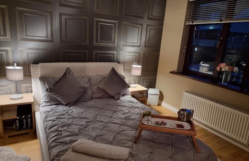 Belfast House | Private room City skyline and mountain views close too belfast centre and airports free parking