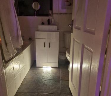 Belfast House | Private room City skyline and mountain views close too belfast centre and airports free parking