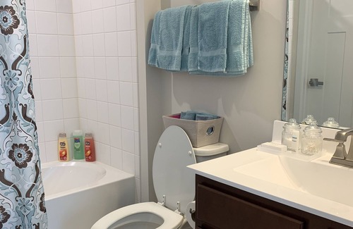 Glen Burnie House | Private Room - Creek Side
