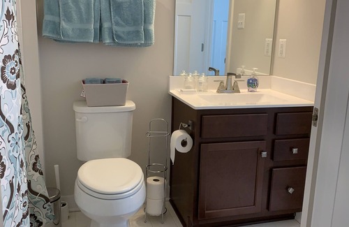 Glen Burnie House | Private Room - Creek Side