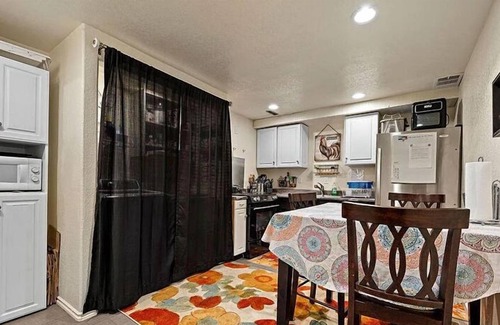 Altamont House | Private Room in home with year round pool and hot tub