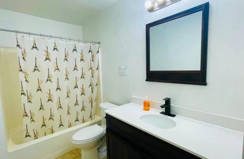 Dallas House | Private room in house