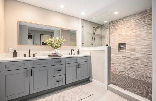 Bradenton House | Private Room, Kitchen & Bathroom 2