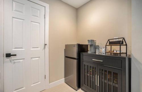 Bradenton House | Private Room, Kitchen & Bathroom 2