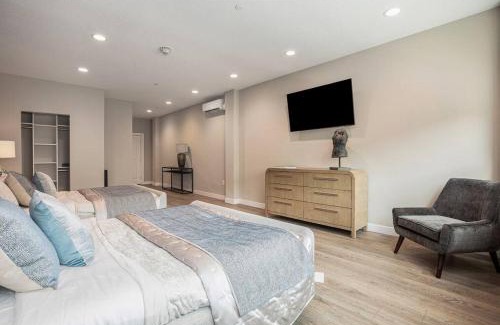 Bradenton House | Private Room, Kitchen & Bathroom 2