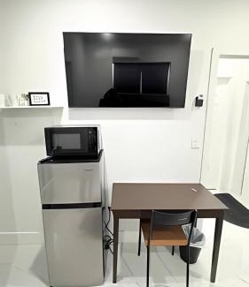 West Little Havana House | Private Rooms close to Miami Airport - Free parking - 01