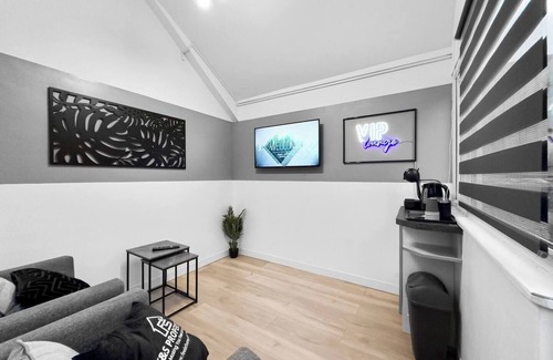 Maerdy Apartment | Private Spa Apartment in Maerdy – Hot Tub, Sauna & Lounge Escape