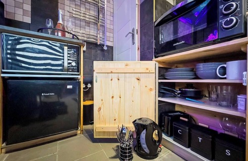 Maerdy Apartment | Private Spa Apartment in Maerdy – Hot Tub, Sauna & Lounge Escape