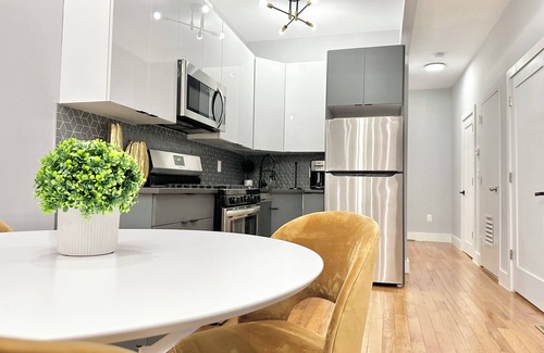 Mott Haven Apartment | Private Spacious 4beds/WD Townhouse mins to NYC Center w/Wifi and Central AC