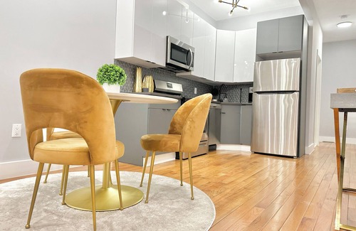 Mott Haven Apartment | Private Spacious 4beds/WD Townhouse mins to NYC Center w/Wifi and Central AC