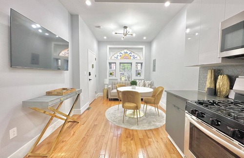 Mott Haven Apartment | Private Spacious 4beds/WD Townhouse mins to NYC Center w/Wifi and Central AC