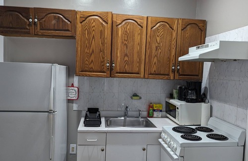 Holbrook House | Private, Spacious, Comfy 1 bedroom Entire Suite, Separate Entry & Onsite Parking