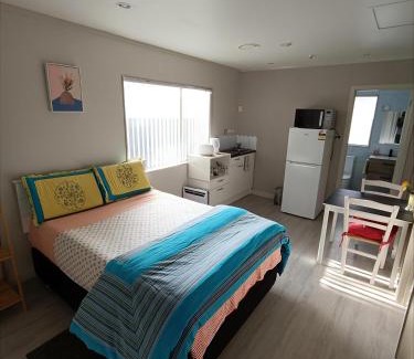 Auckland House | Private Studio with self check-in, Ensuite, WIFI & Kitchenette