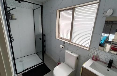 Auckland House | Private Studio with self check-in, Ensuite, WIFI & Kitchenette