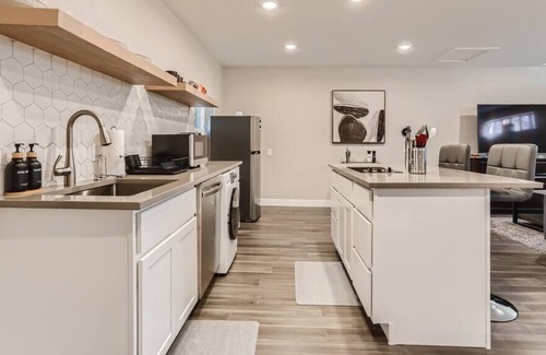 Sunnyside House | Private Sunnyside Studio / Cozy, Modern Getaway