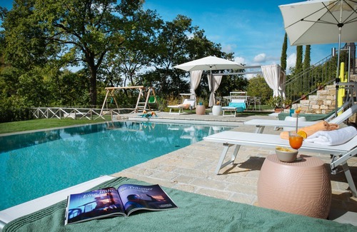Radda in Chianti Villa | Private Villa with WIFI, private pool, hot tub, sauna, A/C, TV, patio, close to Greve In Chianti