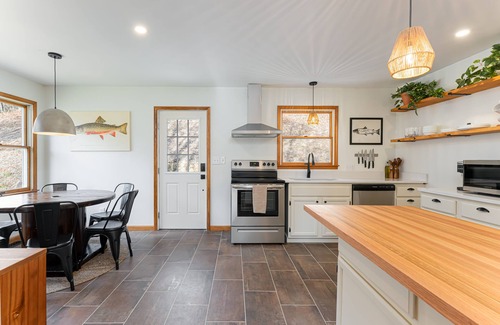 Burnsville House | Private Vineyard Getaway!