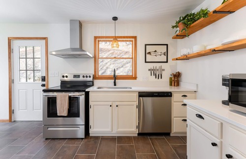 Burnsville House | Private Vineyard Getaway!