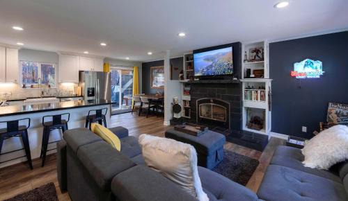 South Lake Tahoe House | Private Woods - Cottage for 4