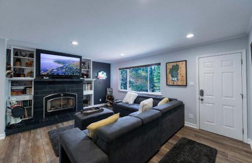 South Lake Tahoe House | Private Woods - Cottage for 4