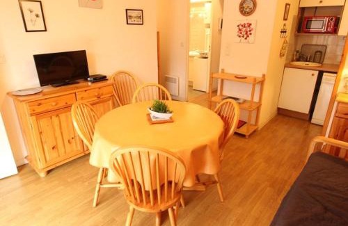 Bagneres-de-Luchon Apartment | Proche Thermes - T2 Cabine avec Balcon, Parking et Wifi - Animaux admis - FR-1-313-170